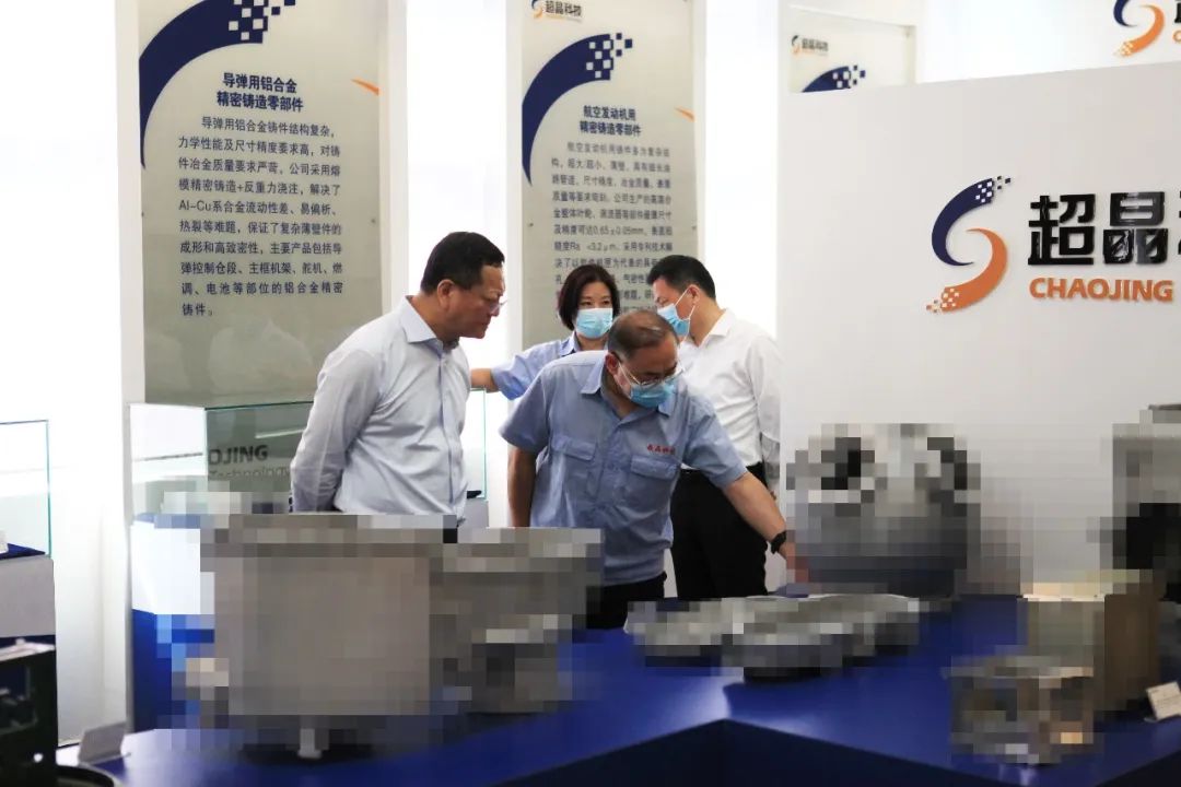热烈欢迎西安市委常委、经开区党工委书记康军一行莅临超晶科技视察指导(图2) 热烈欢迎西安市委常委、经开区党工委书记康军一行莅临超晶科技视察指导(图2)