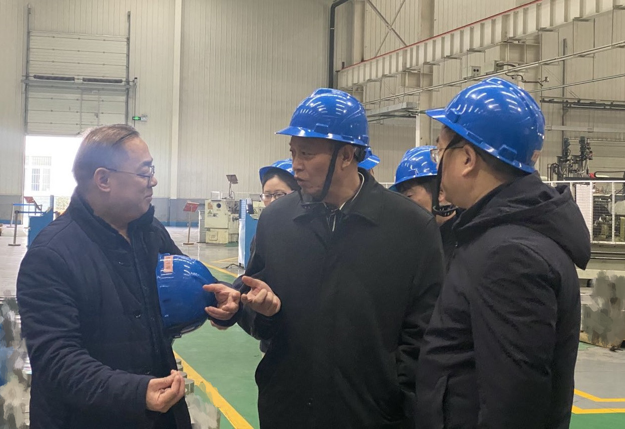 热烈欢迎中共陕西省委军民融合办副主任韩保护一行 莅临超晶公司考察调研(图4) 热烈欢迎中共陕西省委军民融合办副主任韩保护一行 莅临超晶公司考察调研(图4)
